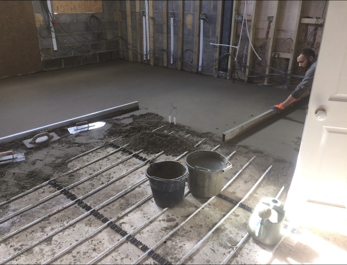 Level floor screeding installation for an internal floor